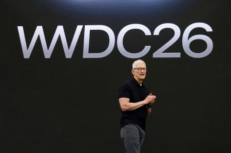 　米アップルのイベントで話すティム・クックＣＥＯ＝８日、米カリフォルニア州（ゲッティ＝共同）