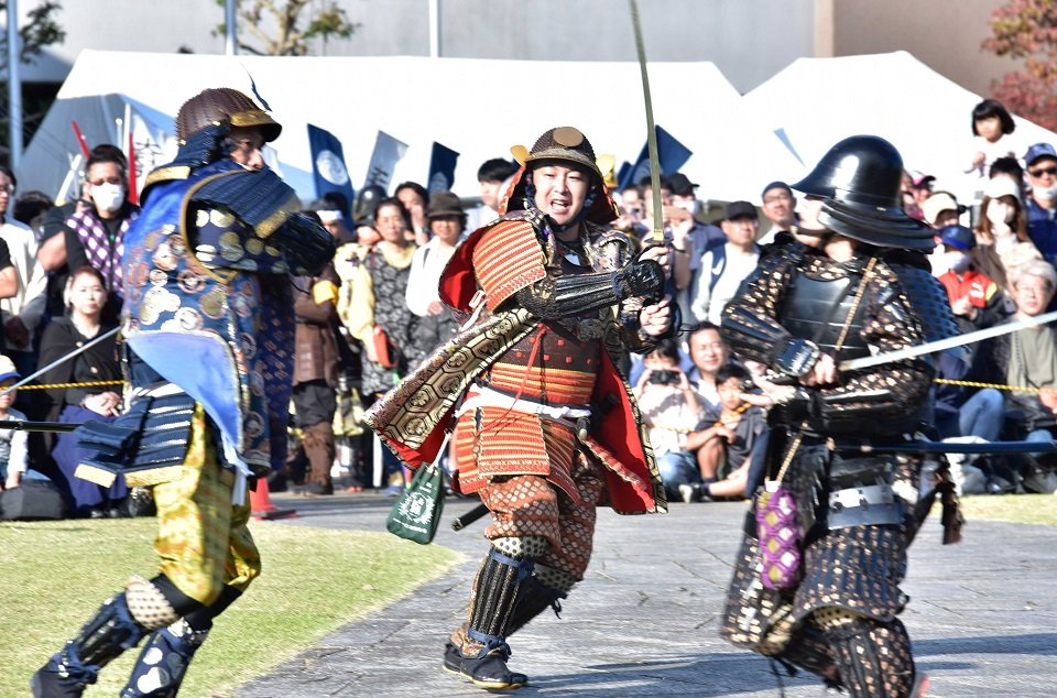 迫力ある戦いを繰り広げる合戦絵巻の参加者＝不破郡関ケ原町関ケ原、ふれあい広場