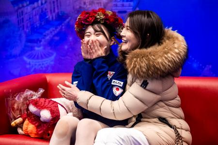 　フィギュアのジュニアＧＰポーランド大会、キス・アンド・クライで喜ぶ金沢純禾＝９日、グダンスク（ゲッティ＝共同）