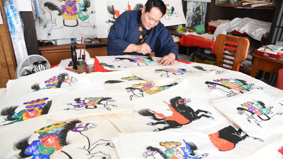 松倉絵馬市に向け、制作が最盛期を迎えている紙絵馬＝２日午後１時３１分、高山市八軒町、池本屋