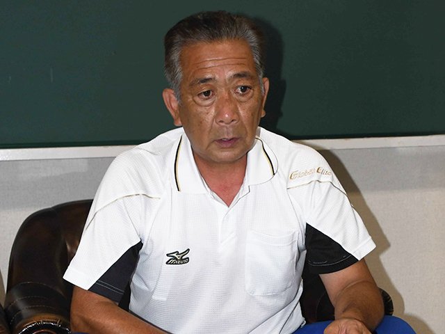 田中ゆかりの高校時代について語る岐阜聖徳学園高の田中龍次元監督＝岐阜市中鶉、同校