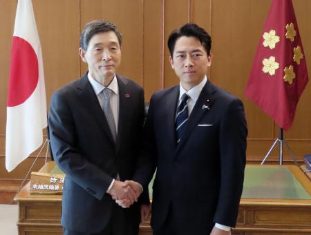 　１１月２８日、防衛省で韓国の李赫駐日大使（左）と面会した小泉防衛相