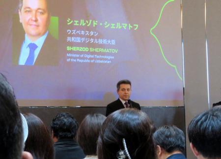 　講演するウズベキスタンのシェルマトフ・デジタル技術相＝５月、東京都港区