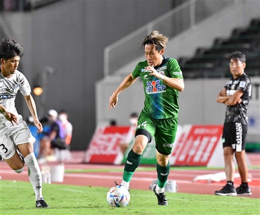 ＦＣ岐阜×讃岐＝後半、左サイドをドリブルで駆け上がるＦＣ岐阜のＭＦ菊池＝長良川競技場