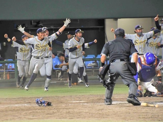 延長１８回サヨナラ勝ちで３年ぶりの本大会出場を決めて喜ぶ西濃運輸の選手たち＝３日午後６時５３分、愛知県岡崎市、岡崎市民球場

