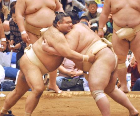 　大相撲春巡業の朝稽古で相撲を取る高安（左）＝千葉県成田市