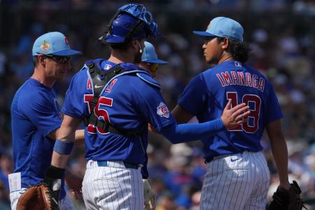 　監督にボールを渡すカブスの今永（右）＝１日、メサ（ロイター＝共同）