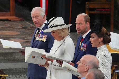 　８日、第２次大戦犠牲者を追悼する礼拝に参列する英王室メンバーら＝ロンドン（ＡＰ＝共同）