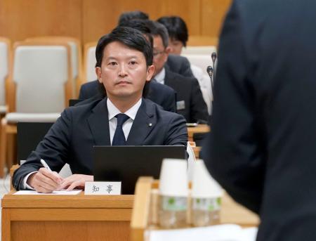 　「組織マネジメント力向上」の研修を受ける兵庫県の斎藤元彦知事＝１２日午後、兵庫県庁