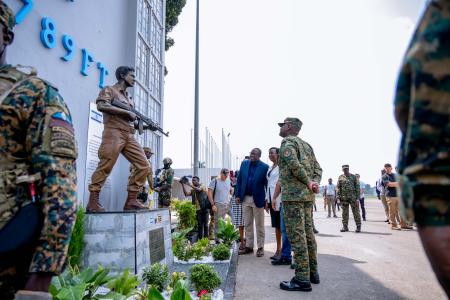 　ウガンダ軍が披露したイスラエルのネタニヤフ首相の兄、故ヨナタン氏の像＝１日、エンテベ国際空港（ウガンダ軍提供・ＡＰ＝共同）