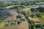 　大雨で冠水した千葉県大網白里市（左）。右は茂原市＝８月