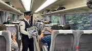 車内イベントで乗客をもてなす乗務員（ＪＲ東海提供）