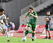 ＦＣ岐阜×讃岐＝後半、左サイドをドリブルで駆け上がるＦＣ岐阜のＭＦ菊池＝長良川競技場