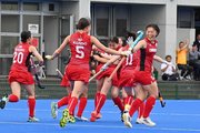 ３位決定戦・日本×中国＝勝ち越しのゴールが決まり、喜ぶ平光（右）ら＝川崎重工スタジアム