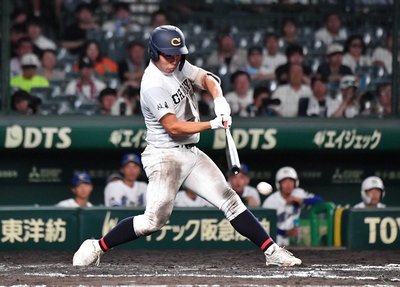 中京×霞ケ浦＝７回裏中京１死一、二塁、竹内が左前適時打を放つ＝甲子園