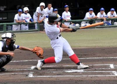 池田×大垣養老＝１回表池田、２死一、三塁、４打点の浅野が中前適時打を放つ＝大垣北公園