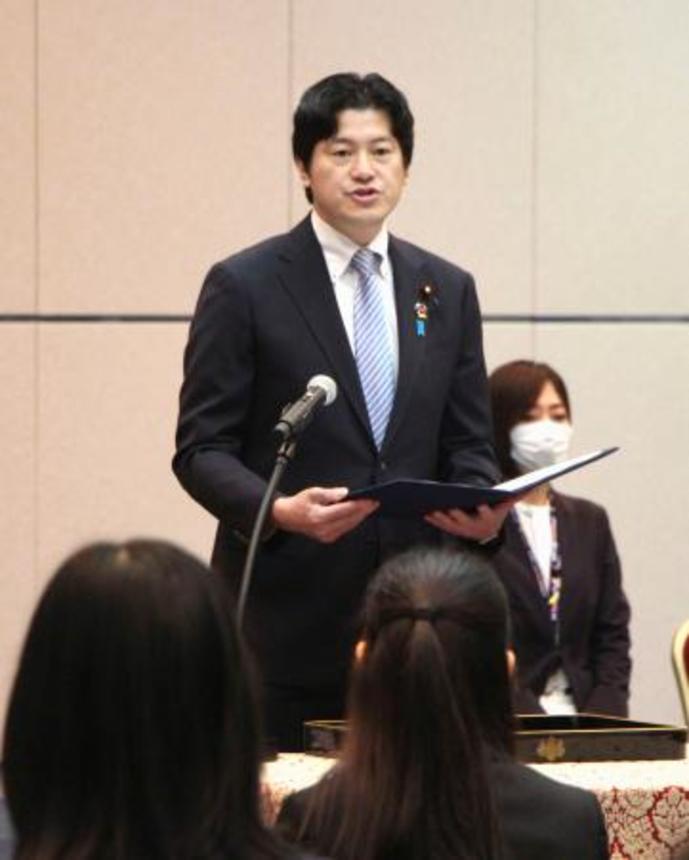 　新任検事の辞令交付式で法相の訓示を代読する三谷英弘副大臣＝３０日午前、法務省