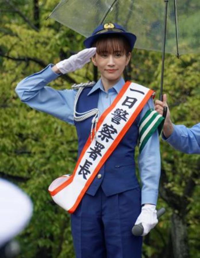 　京都・南署の一日署長に就任した俳優の前田敦子さん＝１７日午前、京都市南区