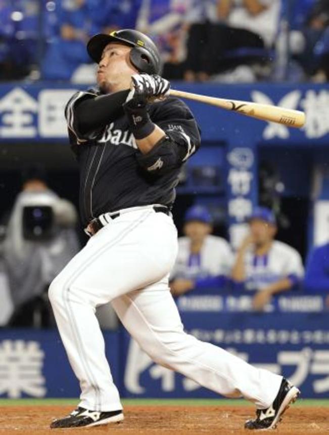 　９回ソフトバンク１死、代打山川が左越えに同点ソロを放つ＝横浜