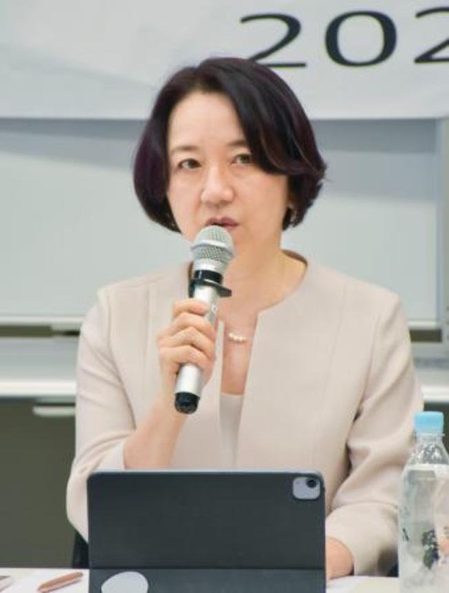 　記者会見する作家の深沢潮さん＝４日午後、東京都千代田区