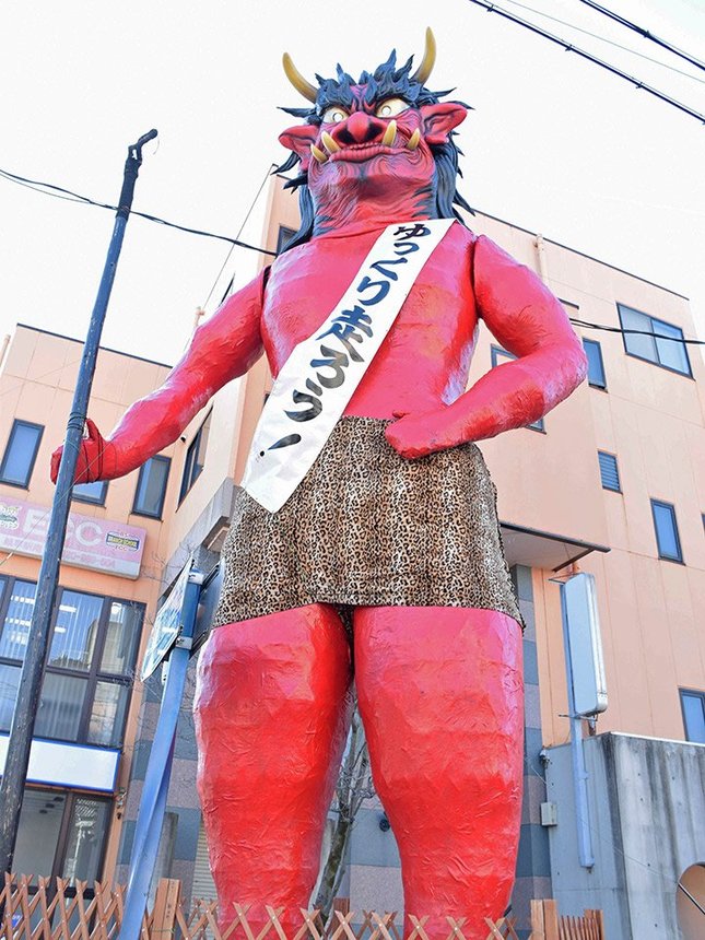 節分つり込み祭りの開催を前にお目見えした巨大赤鬼像＝岐阜市加納朝日町