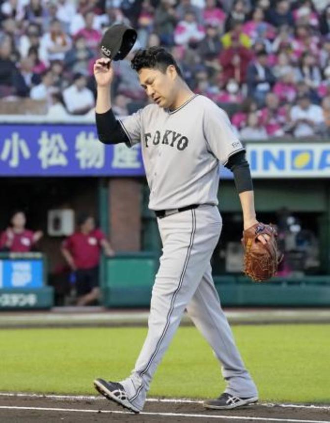 　追加点を許し２回を投げ終えた巨人・田中将。このイニングで降板した＝楽天モバイルパーク