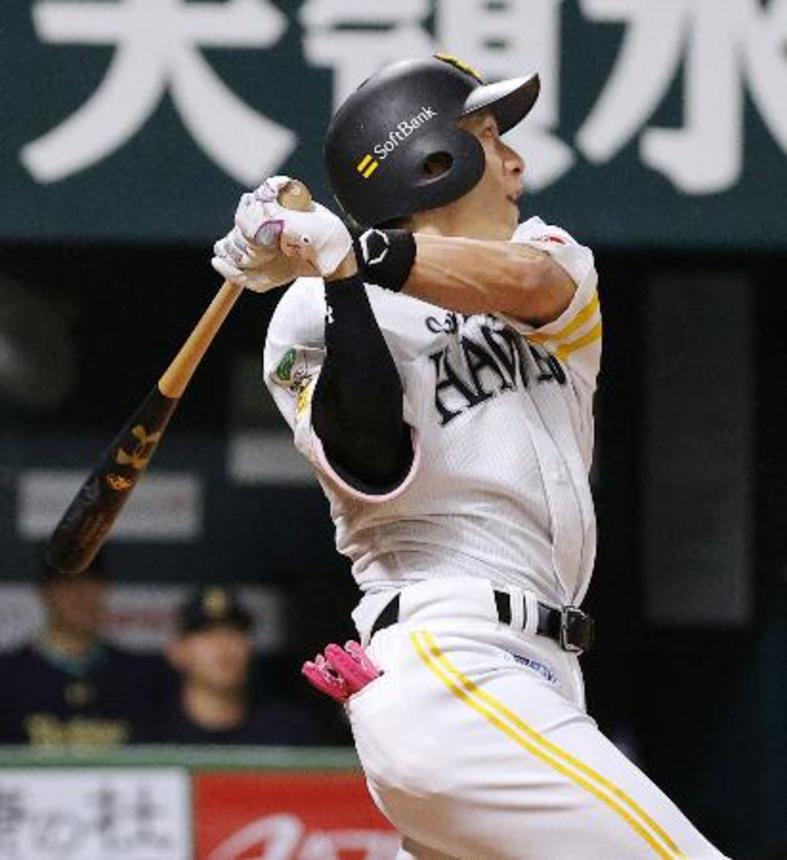 　５回ソフトバンク２死一、三塁、柳田が左翼線に適時二塁打を放つ＝みずほペイペイドーム