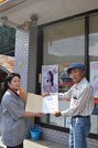 ツバメの巣（左上）の前で、直井清正さんから感謝状を受け取る瀬上典子さん（左）＝高山市上宝町、ヤマザキＹショップ上宝店