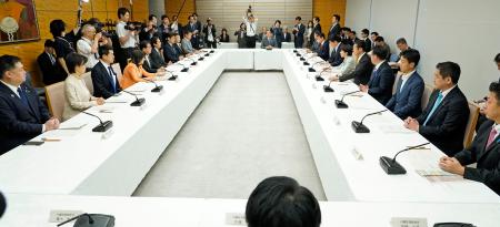 　首相官邸で開かれたこども政策推進会議＝９日午前