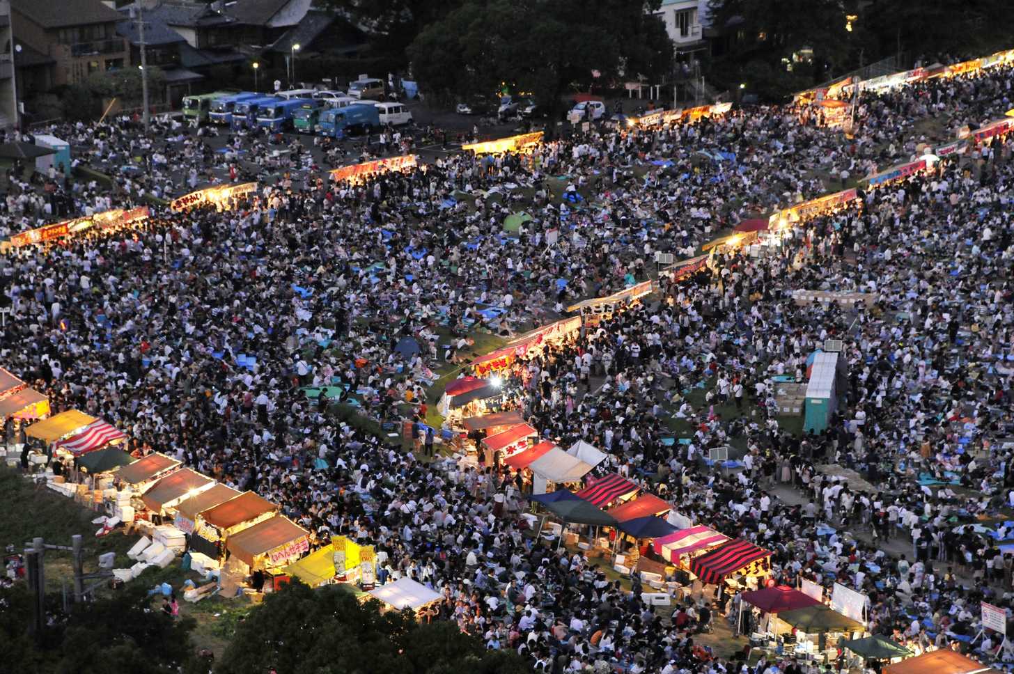 全国花火大会の見物に集まった観衆＝２０１８年８月、岐阜市の長良川河畔