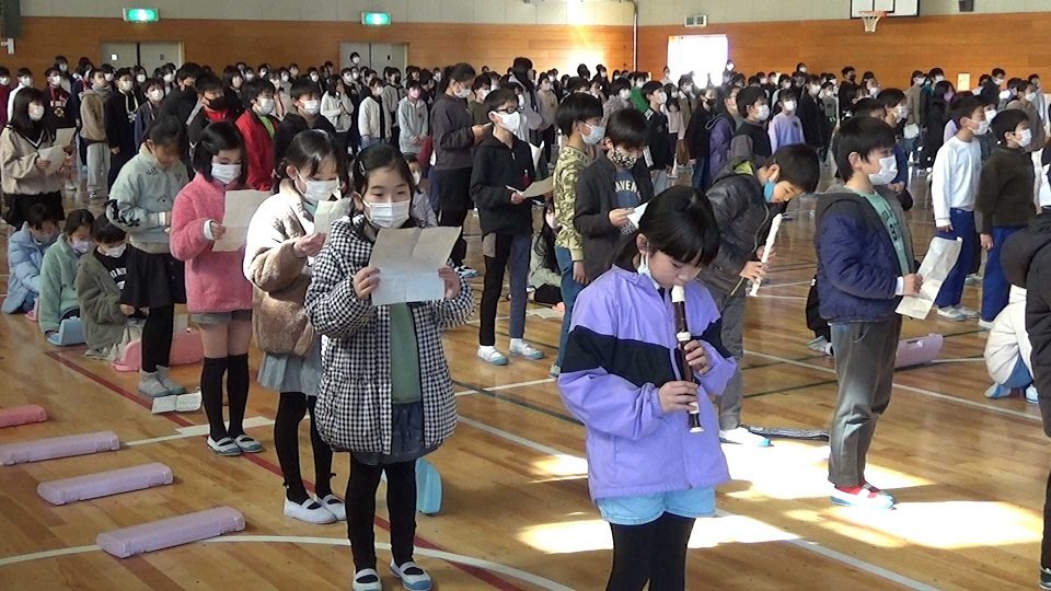 オリジナルのファイナルソング「また　あした」を合唱、演奏する児童たち＝北方町高屋分木、北方南小学校