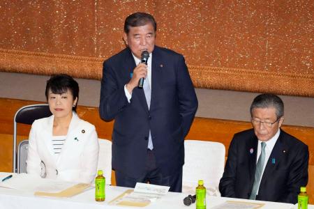 　両院議員総会で発言する自民党総裁の石破首相。右は森山幹事長＝８日午後、東京・永田町の党本部