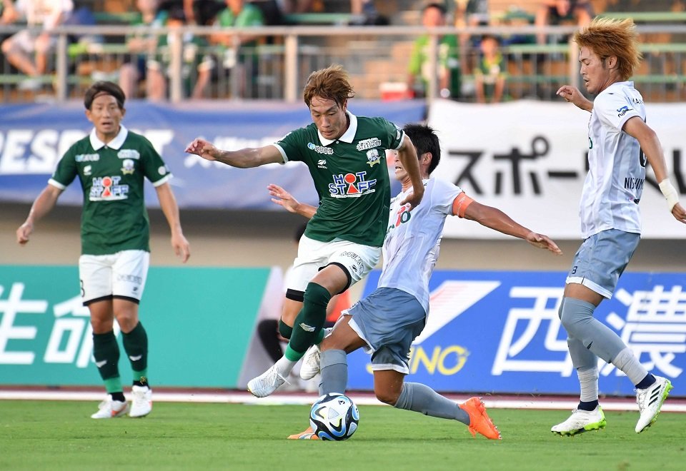 ＦＣ岐阜×長野＝前半、相手のタックルをかわすＦＣ岐阜のＭＦ北＝長良川競技場