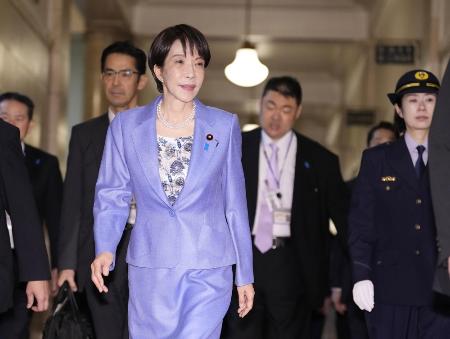 　参院予算委に向かう高市早苗首相＝２０２６年４月２７日、国会