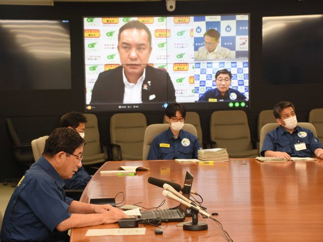 東海３県知事会議で県内の感染状況を説明する古田肇知事＝１２日午後３時１７分、県庁