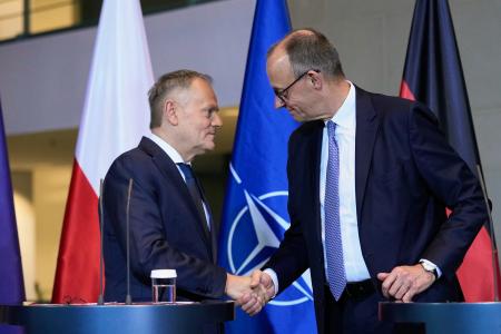 　ポーランドのトゥスク首相（左）と握手を交わすドイツのメルツ首相＝１日、ベルリン（ＡＰ＝共同）