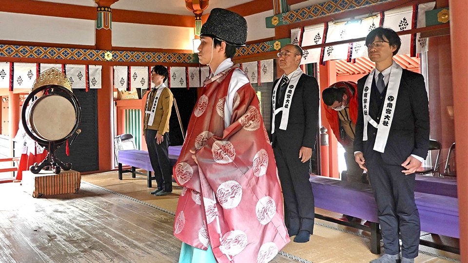 無事故や安全を祈願する日本自動車道の社員ら＝垂井町宮代、南宮大社
