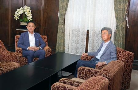 　会談に臨む自民党の石井準一参院国対委員長（右）と立憲民主党の斎藤嘉隆参院国対委員長＝２３日午前、国会