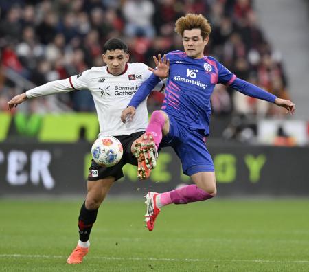 　レーバークーゼン戦で競り合うマインツの佐野海（右）＝レーバークーゼン（共同）