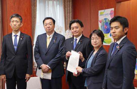 　武部農相（中央）に要請書を手渡す国民民主党の舟山康江氏（右から２人目）ら＝２２日午後、農水省