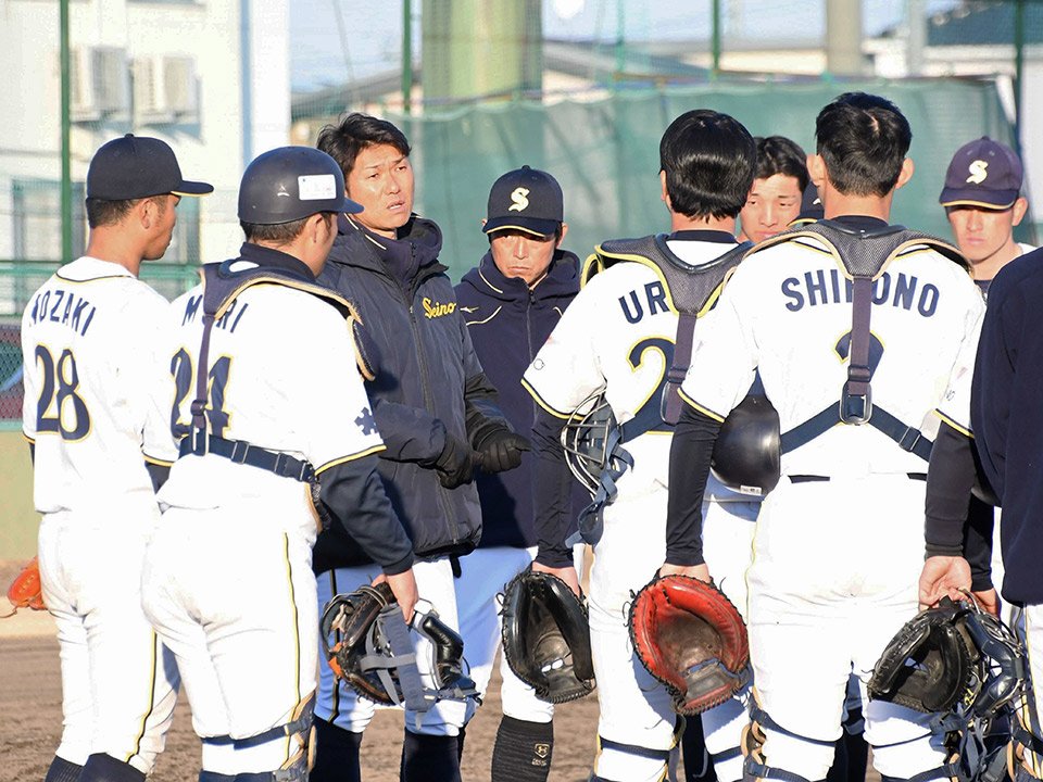 ナインに指示を出す西濃運輸の佐伯監督（左から３人目）＝西濃運輸グラウンド