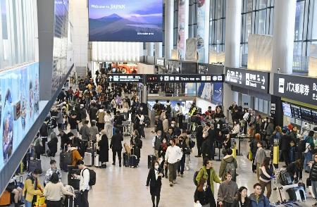 　乗客でにぎわう成田空港の到着ロビー＝昨年３月