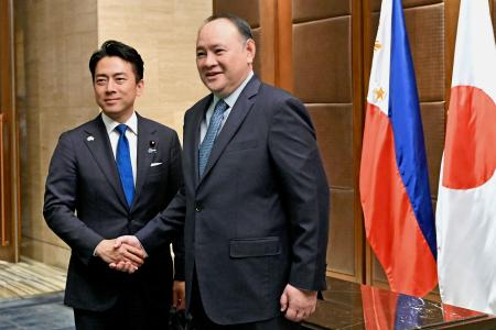 　握手を交わす小泉防衛相（左）とフィリピンのテオドロ国防相＝５日、マニラ（共同）