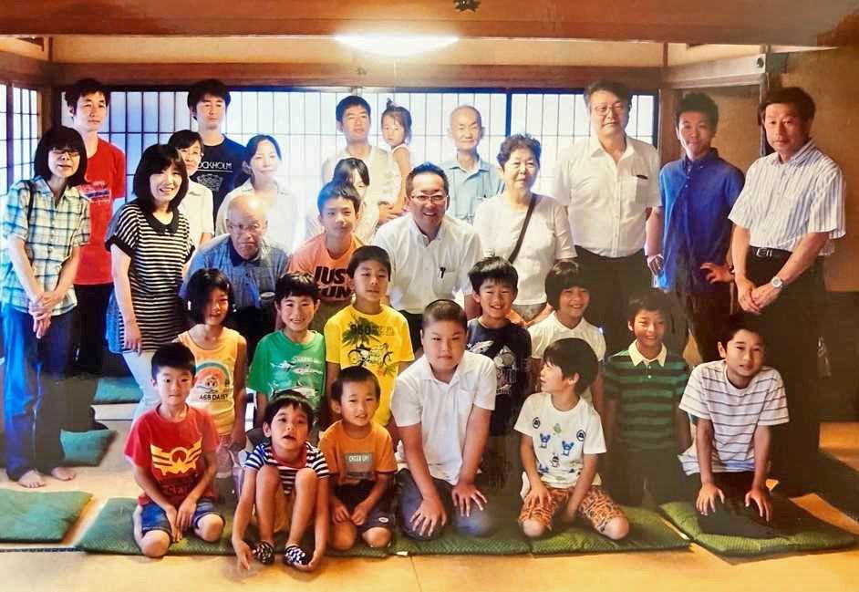 全国小学生名人戦で準優勝した高田明浩さん（前列左から４人目）を祝う浅野健司市長（高田さんの真後ろ）＝２０１４年７月１２日、各務原市鵜沼西町、中山道鵜沼宿脇本陣