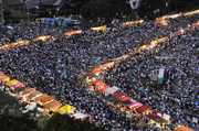 全国花火大会の見物に集まった観衆＝２０１８年８月、岐阜市の長良川河畔