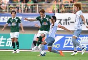 ＦＣ岐阜×長野＝前半、相手のタックルをかわすＦＣ岐阜のＭＦ北＝長良川競技場