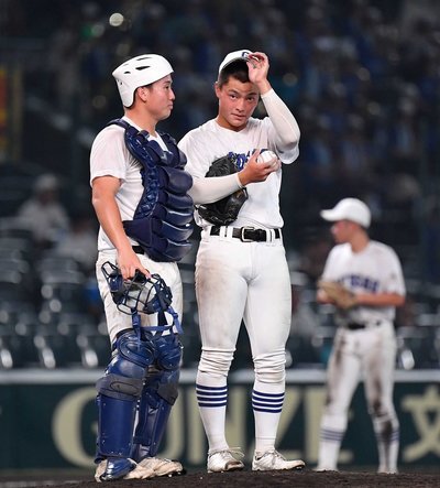 ７回裏、ピンチを迎え、捕手の小鎗と話す県岐阜商の柴田（右）