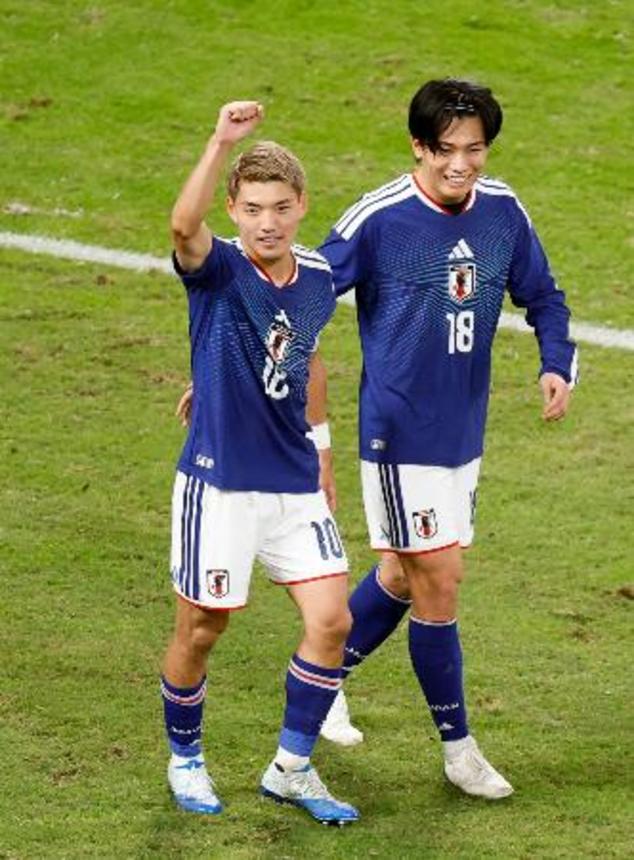 　日本―ニュージーランド　後半、チーム２点目のゴールを決め喜ぶ堂安。右は上田＝ＭＵＦＧスタジアム