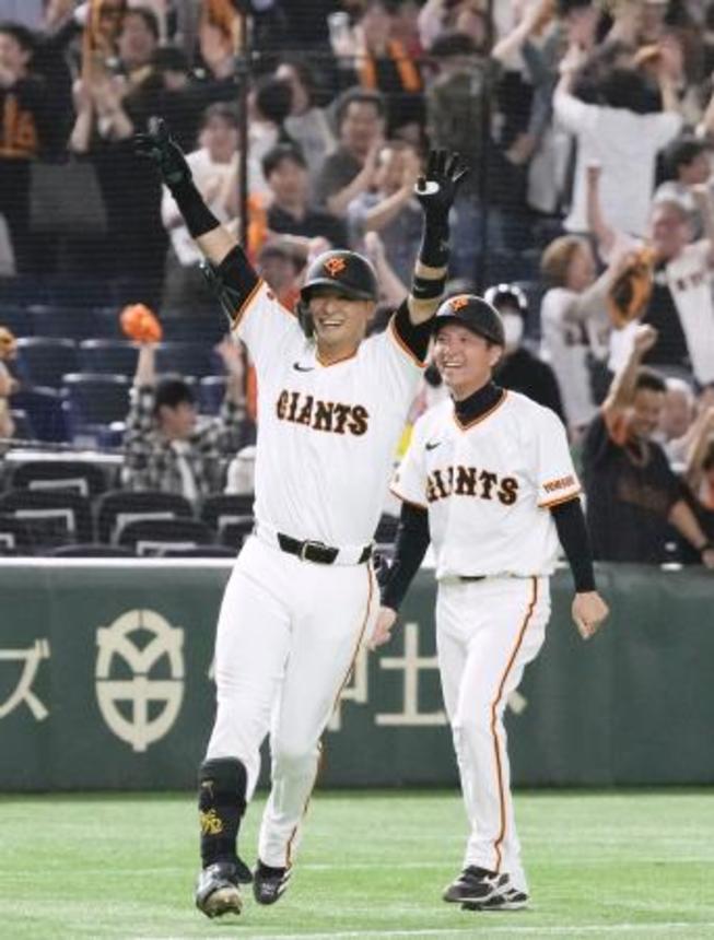 　１２回、サヨナラ三塁打を放ち喜ぶ巨人・吉川（手前）＝東京ドーム