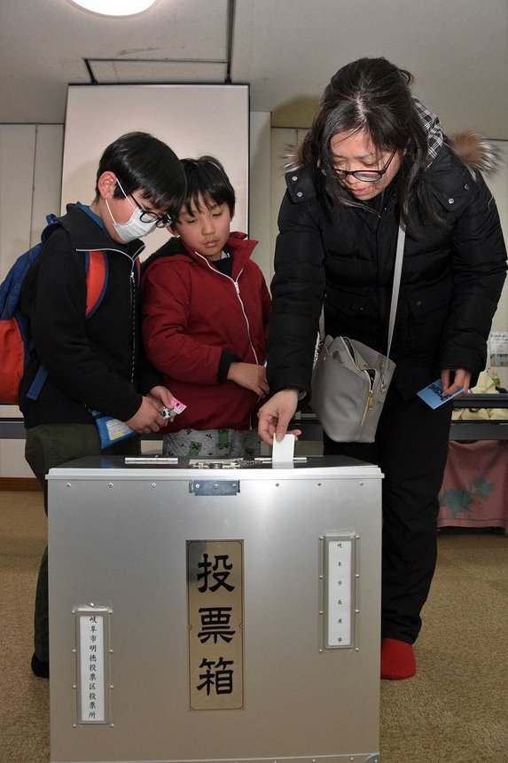 投票所で一票を投じる有権者＝１日午後１時２５分、岐阜市明徳町、明徳公民館